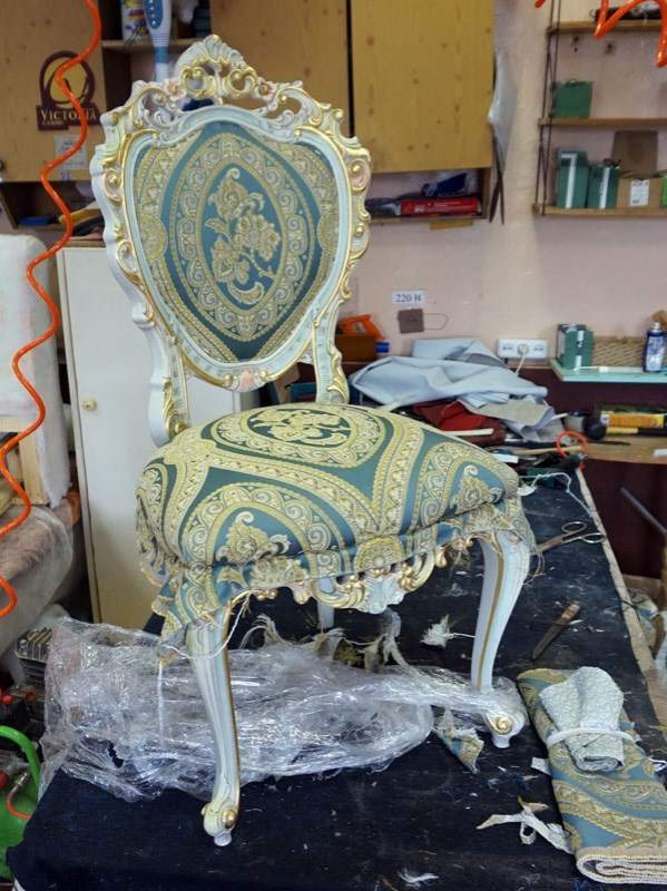 Стул из гарнитура в старой обивке до работ